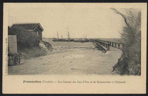 A l'estacade de Fromentine : les bateaux à vapeur pour les îles d'Yeu et de Noirmoutier / Jules Robuchon phot.